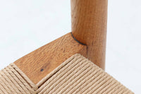 「Borge mogensen」デザインのOresundシリーズのチェアです。J39より一回り大きいサイズで、座面と脚の見せるジョイントが特徴的なデザインとなっております。モーエンセンの家具を多く作成していた「Karl Andersson」社の熟練の職人によって作成されており、確かな造りを感じさせてくれます。流通量が少なく希少なチェアです。