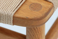 「Borge mogensen」デザインのOresundシリーズのチェアです。J39より一回り大きいサイズで、座面と脚の見せるジョイントが特徴的なデザインとなっております。モーエンセンの家具を多く作成していた「Karl Andersson」社の熟練の職人によって作成されており、確かな造りを感じさせてくれます。流通量が少なく希少なチェアです。