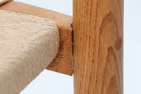 「Borge mogensen」デザインのOresundシリーズのチェアです。J39より一回り大きいサイズで、座面と脚の見せるジョイントが特徴的なデザインとなっております。モーエンセンの家具を多く作成していた「Karl Andersson」社の熟練の職人によって作成されており、確かな造りを感じさせてくれます。流通量が少なく希少なチェアです。