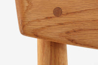 「Borge mogensen」デザインのOresundシリーズのチェアです。J39より一回り大きいサイズで、座面と脚の見せるジョイントが特徴的なデザインとなっております。モーエンセンの家具を多く作成していた「Karl Andersson」社の熟練の職人によって作成されており、確かな造りを感じさせてくれます。流通量が少なく希少なチェアです。