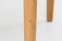 「Borge mogensen」デザインのOresundシリーズのチェアです。J39より一回り大きいサイズで、座面と脚の見せるジョイントが特徴的なデザインとなっております。モーエンセンの家具を多く作成していた「Karl Andersson」社の熟練の職人によって作成されており、確かな造りを感じさせてくれます。流通量が少なく希少なチェアです。