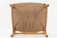 「Borge mogensen」デザインのOresundシリーズのチェアです。J39より一回り大きいサイズで、座面と脚の見せるジョイントが特徴的なデザインとなっております。モーエンセンの家具を多く作成していた「Karl Andersson」社の熟練の職人によって作成されており、確かな造りを感じさせてくれます。流通量が少なく希少なチェアです。