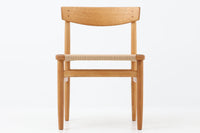 「Borge mogensen」デザインのOresundシリーズのチェアです。J39より一回り大きいサイズで、座面と脚の見せるジョイントが特徴的なデザインとなっております。モーエンセンの家具を多く作成していた「Karl Andersson」社の熟練の職人によって作成されており、確かな造りを感じさせてくれます。流通量が少なく希少なチェアです。