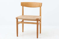 「Borge mogensen」デザインのOresundシリーズのチェアです。J39より一回り大きいサイズで、座面と脚の見せるジョイントが特徴的なデザインとなっております。モーエンセンの家具を多く作成していた「Karl Andersson」社の熟練の職人によって作成されており、確かな造りを感じさせてくれます。流通量が少なく希少なチェアです。