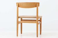 「Borge mogensen」デザインのOresundシリーズのチェアです。J39より一回り大きいサイズで、座面と脚の見せるジョイントが特徴的なデザインとなっております。モーエンセンの家具を多く作成していた「Karl Andersson」社の熟練の職人によって作成されており、確かな造りを感じさせてくれます。流通量が少なく希少なチェアです。