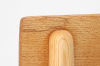 「Borge mogensen」デザインのOresundシリーズのチェアです。J39より一回り大きいサイズで、座面と脚の見せるジョイントが特徴的なデザインとなっております。モーエンセンの家具を多く作成していた「Karl Andersson」社の熟練の職人によって作成されており、確かな造りを感じさせてくれます。流通量が少なく希少なチェアです。