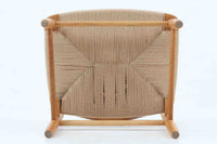 「Borge mogensen」デザインのOresundシリーズのチェアです。J39より一回り大きいサイズで、座面と脚の見せるジョイントが特徴的なデザインとなっております。モーエンセンの家具を多く作成していた「Karl Andersson」社の熟練の職人によって作成されており、確かな造りを感じさせてくれます。流通量が少なく希少なチェアです。