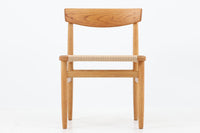 「Borge mogensen」デザインのOresundシリーズのチェアです。J39より一回り大きいサイズで、座面と脚の見せるジョイントが特徴的なデザインとなっております。モーエンセンの家具を多く作成していた「Karl Andersson」社の熟練の職人によって作成されており、確かな造りを感じさせてくれます。流通量が少なく希少なチェアです。