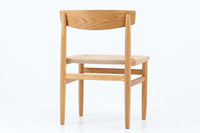 「Borge mogensen」デザインのOresundシリーズのチェアです。J39より一回り大きいサイズで、座面と脚の見せるジョイントが特徴的なデザインとなっております。モーエンセンの家具を多く作成していた「Karl Andersson」社の熟練の職人によって作成されており、確かな造りを感じさせてくれます。流通量が少なく希少なチェアです。