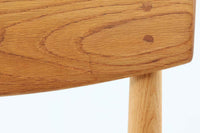 「Borge mogensen」デザインのOresundシリーズのチェアです。J39より一回り大きいサイズで、座面と脚の見せるジョイントが特徴的なデザインとなっております。モーエンセンの家具を多く作成していた「Karl Andersson」社の熟練の職人によって作成されており、確かな造りを感じさせてくれます。流通量が少なく希少なチェアです。