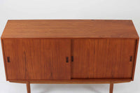 デンマークから仕入れた「Borge mogensen」デザインのサイドボードです。デンマークの名工、Soborg社によって製作されました。チーク材を本体に、オーク材を脚部に使用したデザインで、異なる素材の組み合わせはデンマーク家具らしく、飽きのこないシンプルさが魅力です。コンパクトで置く場所を選ばず、使い勝手も非常に良好です。