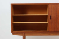 デンマークから仕入れた「Borge mogensen」デザインのサイドボードです。デンマークの名工、Soborg社によって製作されました。チーク材を本体に、オーク材を脚部に使用したデザインで、異なる素材の組み合わせはデンマーク家具らしく、飽きのこないシンプルさが魅力です。コンパクトで置く場所を選ばず、使い勝手も非常に良好です。