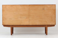 デンマークから仕入れた「Borge mogensen」デザインのサイドボードです。デンマークの名工、Soborg社によって製作されました。チーク材を本体に、オーク材を脚部に使用したデザインで、異なる素材の組み合わせはデンマーク家具らしく、飽きのこないシンプルさが魅力です。コンパクトで置く場所を選ばず、使い勝手も非常に良好です。