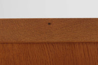 デンマークより買い付けた蛇腹キャビネットです。オーフス市庁舎の内装のほとんどはハンス・ウェグナーによるもので、オフィス家具の一部はPlan moblerと共同で制作されました。このキャビネットもその時代のもので、木製や金属製の取手、さらにはサイズや素材の異なるバリエーションがあり、使い勝手を重視して多様に製作されたようです。こちらの蛇腹キャビネットはスリムなデザインで、複数の引き出しが備えられ、使い勝手にも配慮されています。本体には上質なオーク材が使用され、経年により深みを増した色合いが一層魅力的です。
