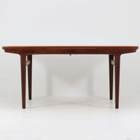 Johannes Andersenデザイン、Uldum Mobelfabrik社製のエクステンションダイニングテーブルです。チーク材特有の温かみある色調と繊細な木目が美しく、北欧家具らしい洗練された雰囲気を漂わせます。幅160cmから最大261cmまで拡張可能で、来客時や家族の集まりなどに柔軟に対応できる実用性の高さも魅力です。丸みを帯びたエッジや脚部の優雅な曲線など、アンダーセンならではの造形美が感じられる逸品で、ビンテージならではの風格と存在感を備えています。