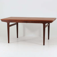 Johannes Andersenデザイン、Uldum Mobelfabrik社製のエクステンションダイニングテーブルです。チーク材特有の温かみある色調と繊細な木目が美しく、北欧家具らしい洗練された雰囲気を漂わせます。幅160cmから最大261cmまで拡張可能で、来客時や家族の集まりなどに柔軟に対応できる実用性の高さも魅力です。丸みを帯びたエッジや脚部の優雅な曲線など、アンダーセンならではの造形美が感じられる逸品で、ビンテージならではの風格と存在感を備えています。