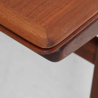 Johannes Andersenデザイン、Uldum Mobelfabrik社製のエクステンションダイニングテーブルです。チーク材特有の温かみある色調と繊細な木目が美しく、北欧家具らしい洗練された雰囲気を漂わせます。幅160cmから最大261cmまで拡張可能で、来客時や家族の集まりなどに柔軟に対応できる実用性の高さも魅力です。丸みを帯びたエッジや脚部の優雅な曲線など、アンダーセンならではの造形美が感じられる逸品で、ビンテージならではの風格と存在感を備えています。