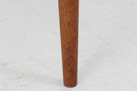 1952年~1964年の限られた間だけに製造されたこの椅子は、三角形の座面から「ハートチェア」と呼ばれています。FH4104の特徴は、シャープな肘掛けデザインとレザー張りの座面で、洗練された印象を与えます。一方、モデルFH4103は背もたれと座面のデザインが異なり、座面にはクッションは無く突板が使用されています。両モデルとも現在は生産が終了しているため、ヴィンテージ品でのみ入手可能となっています。フレームには良質なオーク材が使用され、3本脚の美しいシルエットが特徴の貴重な逸品です。座面裏には「Fritz Hansen」のロゴが刻印されています。