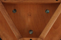 1952年~1964年の限られた間だけに製造されたこの椅子は、三角形の座面から「ハートチェア」と呼ばれています。FH4104の特徴は、シャープな肘掛けデザインとレザー張りの座面で、洗練された印象を与えます。一方、モデルFH4103は背もたれと座面のデザインが異なり、座面にはクッションは無く突板が使用されています。両モデルとも現在は生産が終了しているため、ヴィンテージ品でのみ入手可能となっています。フレームには良質なオーク材が使用され、3本脚の美しいシルエットが特徴の貴重な逸品です。座面裏には「Fritz Hansen」のロゴが刻印されています。