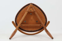 1952年~1964年の限られた間だけに製造されたこの椅子は、三角形の座面から「ハートチェア」と呼ばれています。FH4104の特徴は、シャープな肘掛けデザインとレザー張りの座面で、洗練された印象を与えます。一方、モデルFH4103は背もたれと座面のデザインが異なり、座面にはクッションは無く突板が使用されています。両モデルとも現在は生産が終了しているため、ヴィンテージ品でのみ入手可能となっています。フレームには良質なオーク材が使用され、3本脚の美しいシルエットが特徴の貴重な逸品です。座面裏には「Fritz Hansen」のロゴが刻印されています。