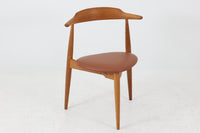 1952年~1964年の限られた間だけに製造されたこの椅子は、三角形の座面から「ハートチェア」と呼ばれています。FH4104の特徴は、シャープな肘掛けデザインとレザー張りの座面で、洗練された印象を与えます。一方、モデルFH4103は背もたれと座面のデザインが異なり、座面にはクッションは無く突板が使用されています。両モデルとも現在は生産が終了しているため、ヴィンテージ品でのみ入手可能となっています。フレームには良質なオーク材が使用され、3本脚の美しいシルエットが特徴の貴重な逸品です。座面裏には「Fritz Hansen」のロゴが刻印されています。