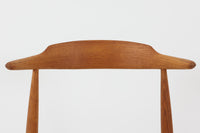 1952年~1964年の限られた間だけに製造されたこの椅子は、三角形の座面から「ハートチェア」と呼ばれています。FH4104の特徴は、シャープな肘掛けデザインとレザー張りの座面で、洗練された印象を与えます。一方、モデルFH4103は背もたれと座面のデザインが異なり、座面にはクッションは無く突板が使用されています。両モデルとも現在は生産が終了しているため、ヴィンテージ品でのみ入手可能となっています。フレームには良質なオーク材が使用され、3本脚の美しいシルエットが特徴の貴重な逸品です。座面裏には「Fritz Hansen」のロゴが刻印されています。