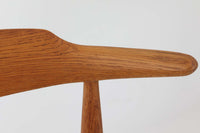 1952年~1964年の限られた間だけに製造されたこの椅子は、三角形の座面から「ハートチェア」と呼ばれています。FH4104の特徴は、シャープな肘掛けデザインとレザー張りの座面で、洗練された印象を与えます。一方、モデルFH4103は背もたれと座面のデザインが異なり、座面にはクッションは無く突板が使用されています。両モデルとも現在は生産が終了しているため、ヴィンテージ品でのみ入手可能となっています。フレームには良質なオーク材が使用され、3本脚の美しいシルエットが特徴の貴重な逸品です。座面裏には「Fritz Hansen」のロゴが刻印されています。