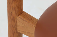 1952年~1964年の限られた間だけに製造されたこの椅子は、三角形の座面から「ハートチェア」と呼ばれています。FH4104の特徴は、シャープな肘掛けデザインとレザー張りの座面で、洗練された印象を与えます。一方、モデルFH4103は背もたれと座面のデザインが異なり、座面にはクッションは無く突板が使用されています。両モデルとも現在は生産が終了しているため、ヴィンテージ品でのみ入手可能となっています。フレームには良質なオーク材が使用され、3本脚の美しいシルエットが特徴の貴重な逸品です。座面裏には「Fritz Hansen」のロゴが刻印されています。