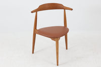 1952年~1964年の限られた間だけに製造されたこの椅子は、三角形の座面から「ハートチェア」と呼ばれています。FH4104の特徴は、シャープな肘掛けデザインとレザー張りの座面で、洗練された印象を与えます。一方、モデルFH4103は背もたれと座面のデザインが異なり、座面にはクッションは無く突板が使用されています。両モデルとも現在は生産が終了しているため、ヴィンテージ品でのみ入手可能となっています。フレームには良質なオーク材が使用され、3本脚の美しいシルエットが特徴の貴重な逸品です。座面裏には「Fritz Hansen」のロゴが刻印されています。