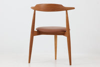 1952年~1964年の限られた間だけに製造されたこの椅子は、三角形の座面から「ハートチェア」と呼ばれています。FH4104の特徴は、シャープな肘掛けデザインとレザー張りの座面で、洗練された印象を与えます。一方、モデルFH4103は背もたれと座面のデザインが異なり、座面にはクッションは無く突板が使用されています。両モデルとも現在は生産が終了しているため、ヴィンテージ品でのみ入手可能となっています。フレームには良質なオーク材が使用され、3本脚の美しいシルエットが特徴の貴重な逸品です。座面裏には「Fritz Hansen」のロゴが刻印されています。