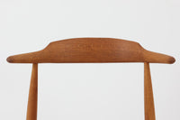 1952年~1964年の限られた間だけに製造されたこの椅子は、三角形の座面から「ハートチェア」と呼ばれています。FH4104の特徴は、シャープな肘掛けデザインとレザー張りの座面で、洗練された印象を与えます。一方、モデルFH4103は背もたれと座面のデザインが異なり、座面にはクッションは無く突板が使用されています。両モデルとも現在は生産が終了しているため、ヴィンテージ品でのみ入手可能となっています。フレームには良質なオーク材が使用され、3本脚の美しいシルエットが特徴の貴重な逸品です。座面裏には「Fritz Hansen」のロゴが刻印されています。