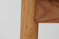 1952年~1964年の限られた間だけに製造されたこの椅子は、三角形の座面から「ハートチェア」と呼ばれています。FH4104の特徴は、シャープな肘掛けデザインとレザー張りの座面で、洗練された印象を与えます。一方、モデルFH4103は背もたれと座面のデザインが異なり、座面にはクッションは無く突板が使用されています。両モデルとも現在は生産が終了しているため、ヴィンテージ品でのみ入手可能となっています。フレームには良質なオーク材が使用され、3本脚の美しいシルエットが特徴の貴重な逸品です。座面裏には「Fritz Hansen」のロゴが刻印されています。