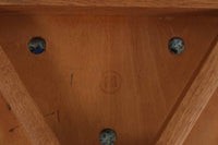 1952年~1964年の限られた間だけに製造されたこの椅子は、三角形の座面から「ハートチェア」と呼ばれています。FH4104の特徴は、シャープな肘掛けデザインとレザー張りの座面で、洗練された印象を与えます。一方、モデルFH4103は背もたれと座面のデザインが異なり、座面にはクッションは無く突板が使用されています。両モデルとも現在は生産が終了しているため、ヴィンテージ品でのみ入手可能となっています。フレームには良質なオーク材が使用され、3本脚の美しいシルエットが特徴の貴重な逸品です。座面裏には「Fritz Hansen」のロゴが刻印されています。