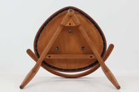 1952年~1964年の限られた間だけに製造されたこの椅子は、三角形の座面から「ハートチェア」と呼ばれています。FH4104の特徴は、シャープな肘掛けデザインとレザー張りの座面で、洗練された印象を与えます。一方、モデルFH4103は背もたれと座面のデザインが異なり、座面にはクッションは無く突板が使用されています。両モデルとも現在は生産が終了しているため、ヴィンテージ品でのみ入手可能となっています。フレームには良質なオーク材が使用され、3本脚の美しいシルエットが特徴の貴重な逸品です。座面裏には「Fritz Hansen」のロゴが刻印されています。