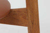 1952年~1964年の限られた間だけに製造されたこの椅子は、三角形の座面から「ハートチェア」と呼ばれています。FH4104の特徴は、シャープな肘掛けデザインとレザー張りの座面で、洗練された印象を与えます。一方、モデルFH4103は背もたれと座面のデザインが異なり、座面にはクッションは無く突板が使用されています。両モデルとも現在は生産が終了しているため、ヴィンテージ品でのみ入手可能となっています。フレームには良質なオーク材が使用され、3本脚の美しいシルエットが特徴の貴重な逸品です。座面裏には「Fritz Hansen」のロゴが刻印されています。