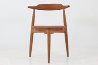 1952年~1964年の限られた間だけに製造されたこの椅子は、三角形の座面から「ハートチェア」と呼ばれています。FH4104の特徴は、シャープな肘掛けデザインとレザー張りの座面で、洗練された印象を与えます。一方、モデルFH4103は背もたれと座面のデザインが異なり、座面にはクッションは無く突板が使用されています。両モデルとも現在は生産が終了しているため、ヴィンテージ品でのみ入手可能となっています。フレームには良質なオーク材が使用され、3本脚の美しいシルエットが特徴の貴重な逸品です。座面裏には「Fritz Hansen」のロゴが刻印されています。