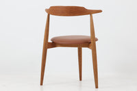 1952年~1964年の限られた間だけに製造されたこの椅子は、三角形の座面から「ハートチェア」と呼ばれています。FH4104の特徴は、シャープな肘掛けデザインとレザー張りの座面で、洗練された印象を与えます。一方、モデルFH4103は背もたれと座面のデザインが異なり、座面にはクッションは無く突板が使用されています。両モデルとも現在は生産が終了しているため、ヴィンテージ品でのみ入手可能となっています。フレームには良質なオーク材が使用され、3本脚の美しいシルエットが特徴の貴重な逸品です。座面裏には「Fritz Hansen」のロゴが刻印されています。