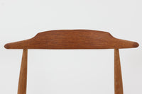 1952年~1964年の限られた間だけに製造されたこの椅子は、三角形の座面から「ハートチェア」と呼ばれています。FH4104の特徴は、シャープな肘掛けデザインとレザー張りの座面で、洗練された印象を与えます。一方、モデルFH4103は背もたれと座面のデザインが異なり、座面にはクッションは無く突板が使用されています。両モデルとも現在は生産が終了しているため、ヴィンテージ品でのみ入手可能となっています。フレームには良質なオーク材が使用され、3本脚の美しいシルエットが特徴の貴重な逸品です。座面裏には「Fritz Hansen」のロゴが刻印されています。