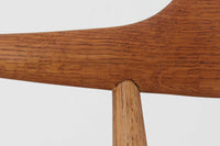 1952年~1964年の限られた間だけに製造されたこの椅子は、三角形の座面から「ハートチェア」と呼ばれています。FH4104の特徴は、シャープな肘掛けデザインとレザー張りの座面で、洗練された印象を与えます。一方、モデルFH4103は背もたれと座面のデザインが異なり、座面にはクッションは無く突板が使用されています。両モデルとも現在は生産が終了しているため、ヴィンテージ品でのみ入手可能となっています。フレームには良質なオーク材が使用され、3本脚の美しいシルエットが特徴の貴重な逸品です。座面裏には「Fritz Hansen」のロゴが刻印されています。