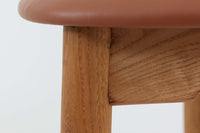 1952年~1964年の限られた間だけに製造されたこの椅子は、三角形の座面から「ハートチェア」と呼ばれています。FH4104の特徴は、シャープな肘掛けデザインとレザー張りの座面で、洗練された印象を与えます。一方、モデルFH4103は背もたれと座面のデザインが異なり、座面にはクッションは無く突板が使用されています。両モデルとも現在は生産が終了しているため、ヴィンテージ品でのみ入手可能となっています。フレームには良質なオーク材が使用され、3本脚の美しいシルエットが特徴の貴重な逸品です。座面裏には「Fritz Hansen」のロゴが刻印されています。