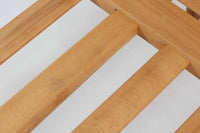 Poul m. Voltherによるデイベッドは、機能的で美しいデザインが特徴のビンテージ家具です。ソファとしての使用だけでなく、背もたれを倒すとリラックスできるベッドとしても使用できるため、用途に応じて柔軟に使えます。良質なオーク材が使用されたフレームとスラット構造が安定感を与え、クッション内部にはスプリングが内包されており、快適な座り心地と寝心地を提供してくれます。