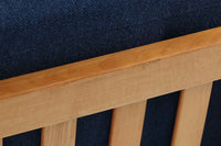 Poul m. Voltherによるデイベッドは、機能的で美しいデザインが特徴のビンテージ家具です。ソファとしての使用だけでなく、背もたれを倒すとリラックスできるベッドとしても使用できるため、用途に応じて柔軟に使えます。良質なオーク材が使用されたフレームとスラット構造が安定感を与え、クッション内部にはスプリングが内包されており、快適な座り心地と寝心地を提供してくれます。