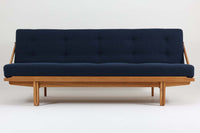 Poul m. Voltherによるデイベッドは、機能的で美しいデザインが特徴のビンテージ家具です。ソファとしての使用だけでなく、背もたれを倒すとリラックスできるベッドとしても使用できるため、用途に応じて柔軟に使えます。良質なオーク材が使用されたフレームとスラット構造が安定感を与え、クッション内部にはスプリングが内包されており、快適な座り心地と寝心地を提供してくれます。