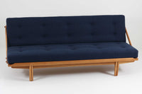 Poul m. Voltherによるデイベッドは、機能的で美しいデザインが特徴のビンテージ家具です。ソファとしての使用だけでなく、背もたれを倒すとリラックスできるベッドとしても使用できるため、用途に応じて柔軟に使えます。良質なオーク材が使用されたフレームとスラット構造が安定感を与え、クッション内部にはスプリングが内包されており、快適な座り心地と寝心地を提供してくれます。