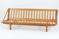 Poul m. Voltherによるデイベッドは、機能的で美しいデザインが特徴のビンテージ家具です。ソファとしての使用だけでなく、背もたれを倒すとリラックスできるベッドとしても使用できるため、用途に応じて柔軟に使えます。良質なオーク材が使用されたフレームとスラット構造が安定感を与え、クッション内部にはスプリングが内包されており、快適な座り心地と寝心地を提供してくれます。