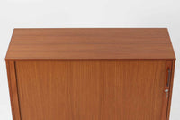 デンマーク製のキャビネットです。北欧家具らしい蛇腹式の扉が使用されています。収納部にはA4サイズの書類が収納可能なプラスチック製の引き出しと高さ調整可能な棚が付属しており使い勝手が良さそうです。本体には良質なチーク材が使用されています。