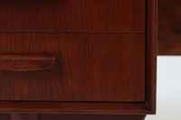 こちらは北欧ビンテージの「キドニーデスク」で、特徴的な腎臓型(キドニー)のデザインが魅力的です。温かみのあるチーク材が使用され、シンプルでありながら存在感のある仕上がりです。引き出し収納と扉収納があり、さらに背面にも収納スペースが備わっているため、使い勝手も抜群です。コンパクトながらも十分な収納力を誇り、デスクとしてはもちろん、書斎やオフィスでの使用にも適しています。