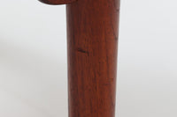 こちらは北欧ビンテージの「キドニーデスク」で、特徴的な腎臓型(キドニー)のデザインが魅力的です。温かみのあるチーク材が使用され、シンプルでありながら存在感のある仕上がりです。引き出し収納と扉収納があり、さらに背面にも収納スペースが備わっているため、使い勝手も抜群です。コンパクトながらも十分な収納力を誇り、デスクとしてはもちろん、書斎やオフィスでの使用にも適しています。