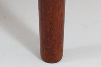 こちらは北欧ビンテージの「キドニーデスク」で、特徴的な腎臓型(キドニー)のデザインが魅力的です。温かみのあるチーク材が使用され、シンプルでありながら存在感のある仕上がりです。引き出し収納と扉収納があり、さらに背面にも収納スペースが備わっているため、使い勝手も抜群です。コンパクトながらも十分な収納力を誇り、デスクとしてはもちろん、書斎やオフィスでの使用にも適しています。