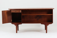 こちらは北欧ビンテージの「キドニーデスク」で、特徴的な腎臓型(キドニー)のデザインが魅力的です。温かみのあるチーク材が使用され、シンプルでありながら存在感のある仕上がりです。引き出し収納と扉収納があり、さらに背面にも収納スペースが備わっているため、使い勝手も抜群です。コンパクトながらも十分な収納力を誇り、デスクとしてはもちろん、書斎やオフィスでの使用にも適しています。